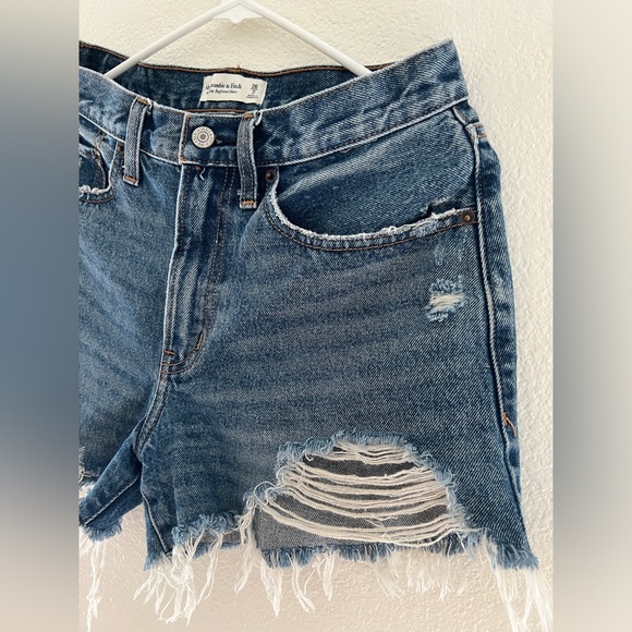 Abercrombie Mid-Rise Curve-Love Boyfriend Shorts - Picture 4 of 5